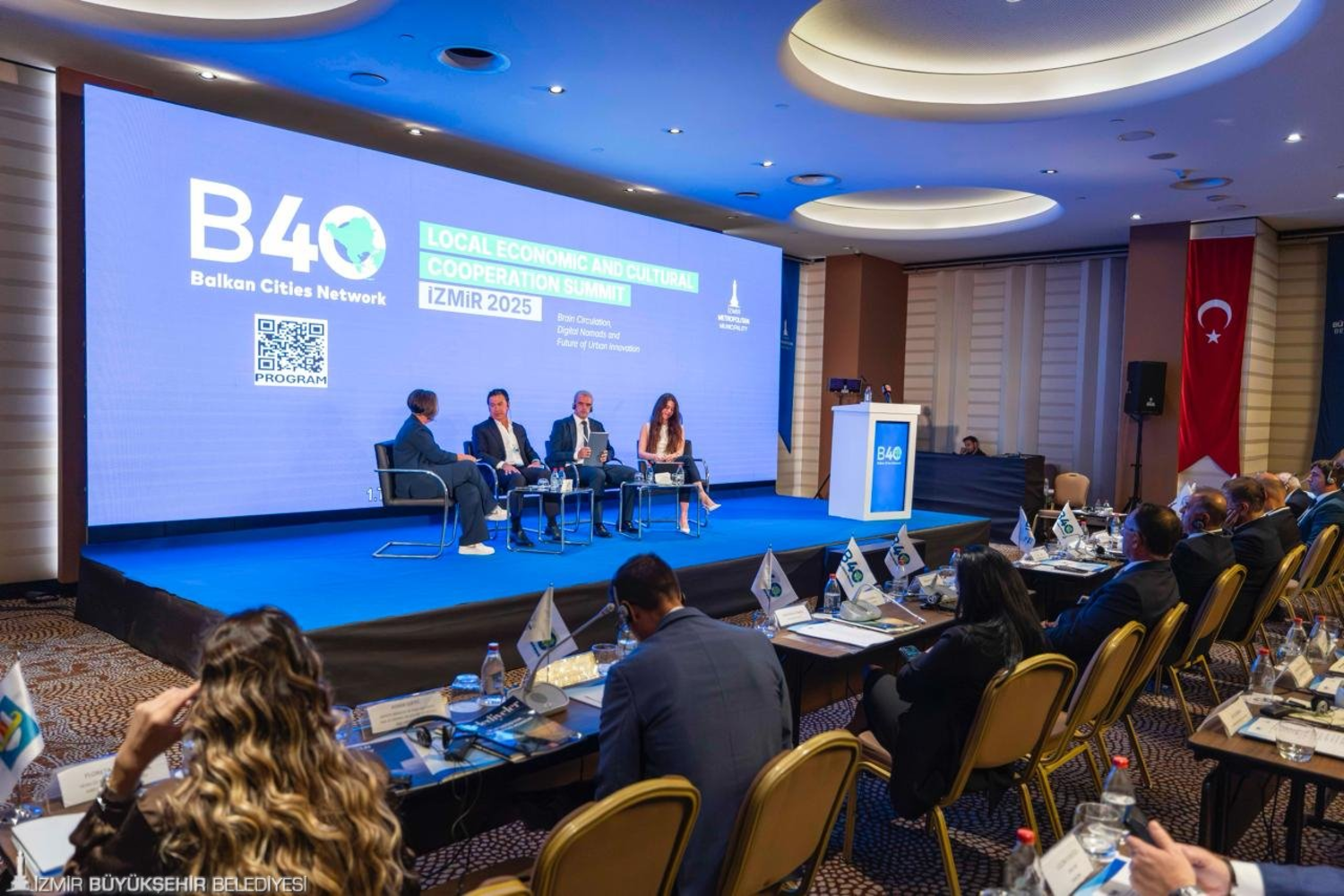 B40 Zirvesi, panellerle devam ediyor